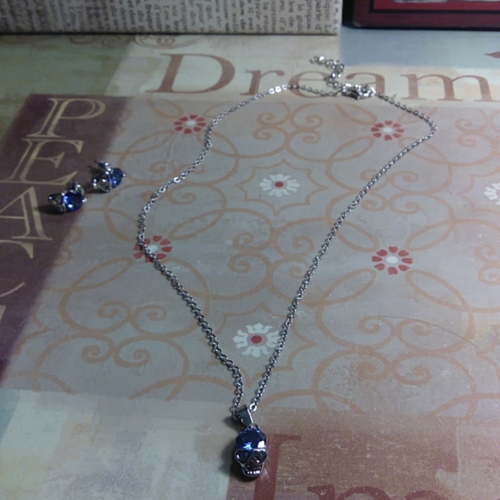 Heart Skull necklace & earring set